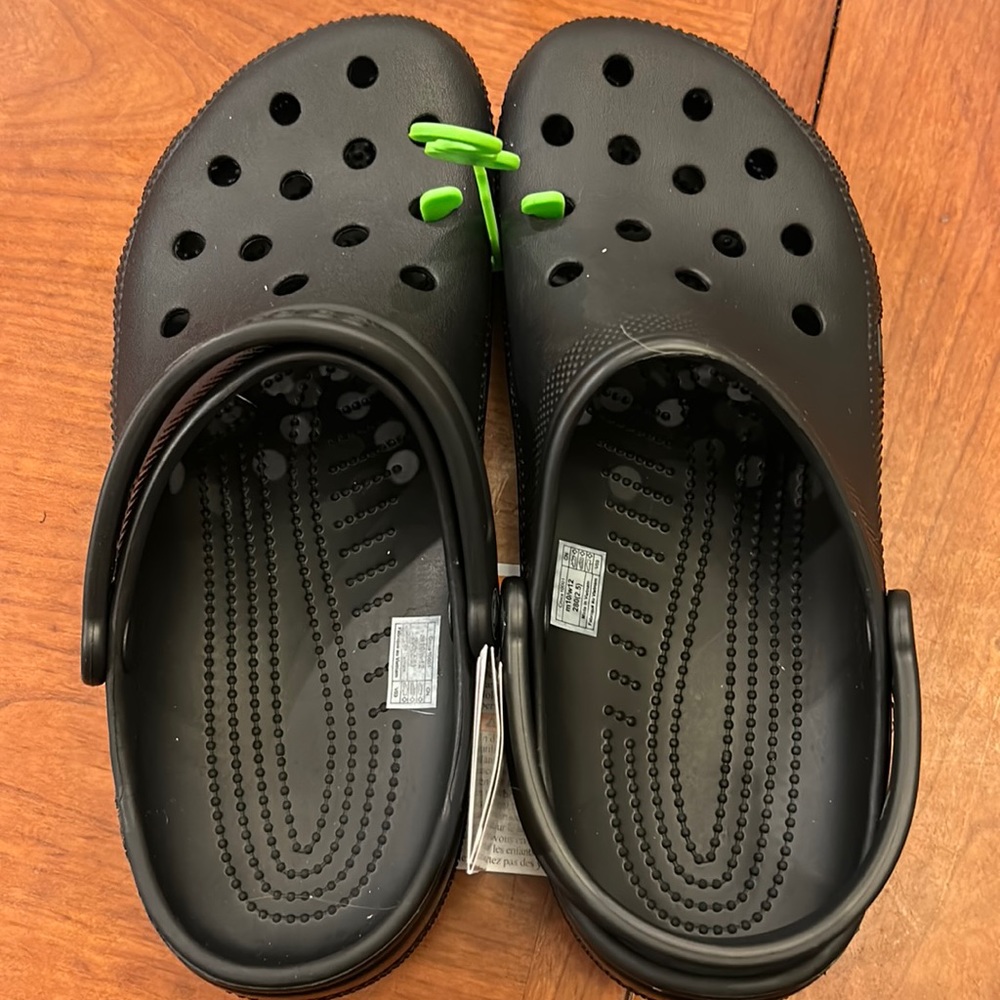 Croc Classic Black Clog Unisex Slip On Women 6 Men 4 Water-Friendly NEW
